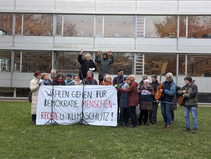 KlimaProtestChor singt in Heidelberg am 22. Februar 2025