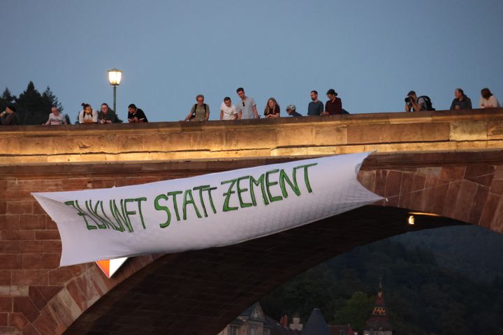 Klimaaktivisten protestierten auf der Alten Brücke am Freitag, den 19. September 2025 in Heidelberg