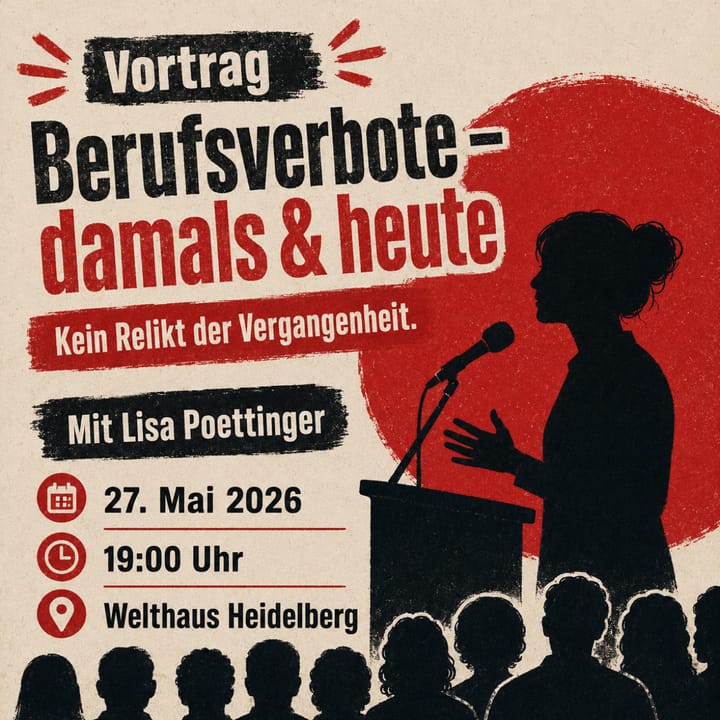 Schmuckbild mit den Daten zur Veranstaltung. Schemenhaft das Publikum und die Rednerein am Mikrofon.